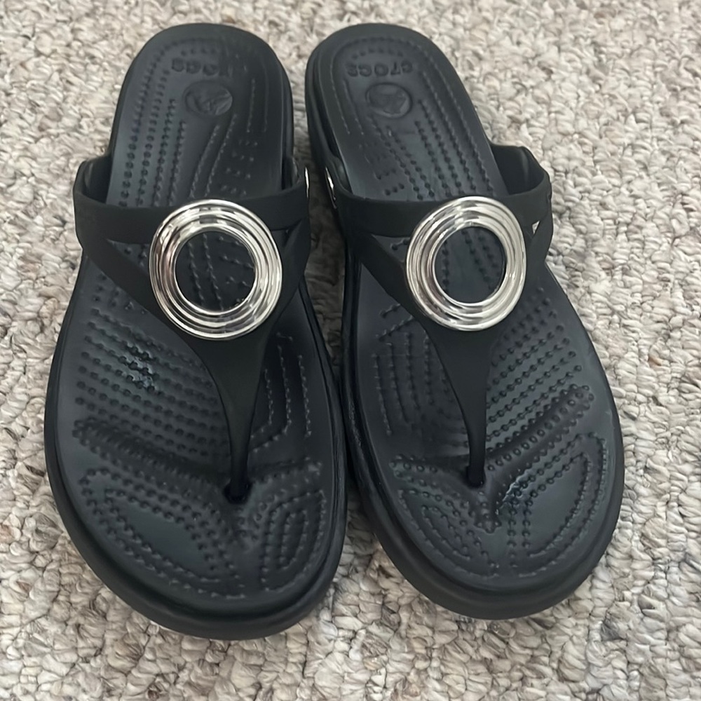 Black crocs flip flops